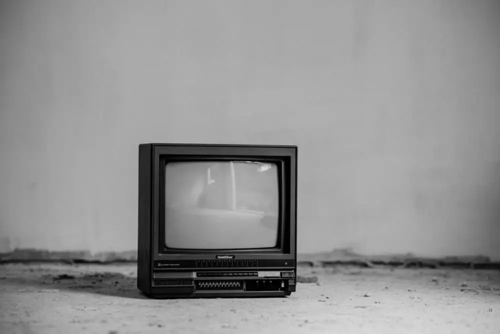 Alter Fernseher auf Boden