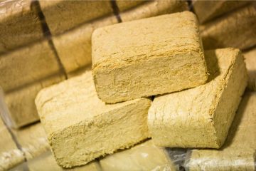 Holzbriketts im Keller lagern