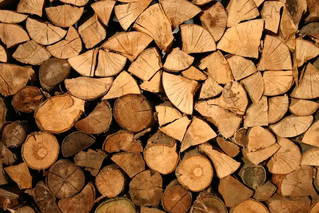 Wie viel Holzbriketts braucht man pro Tag oder Winter?