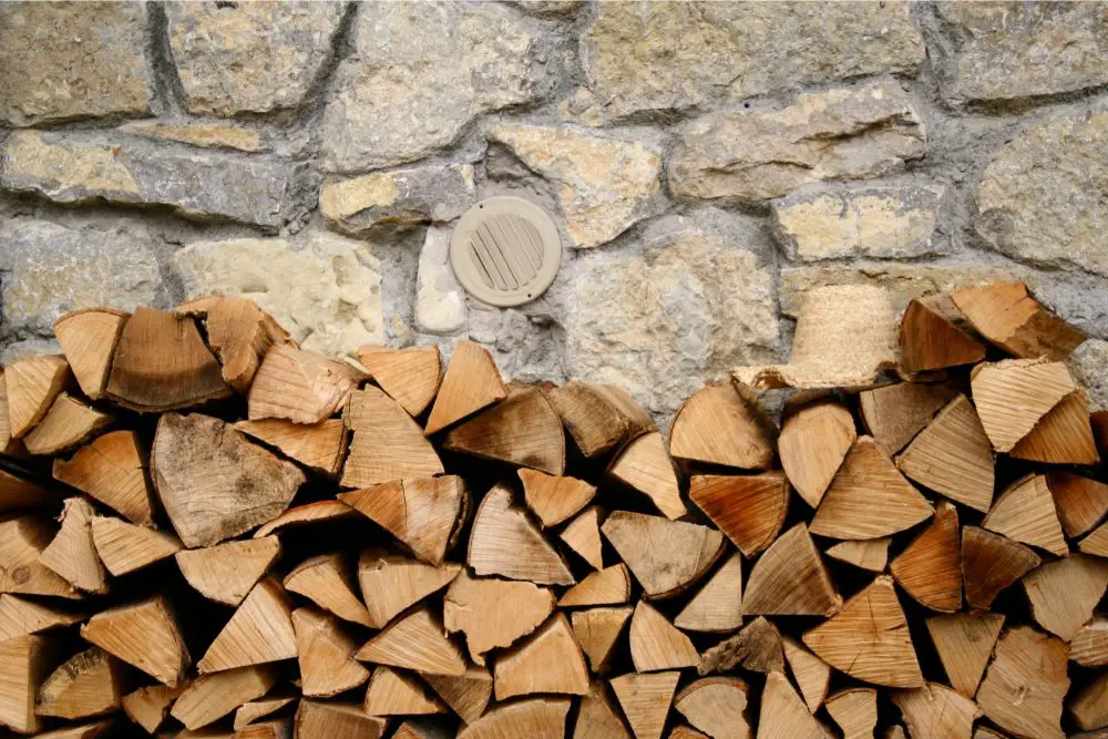 Holz an der Wand trocknen