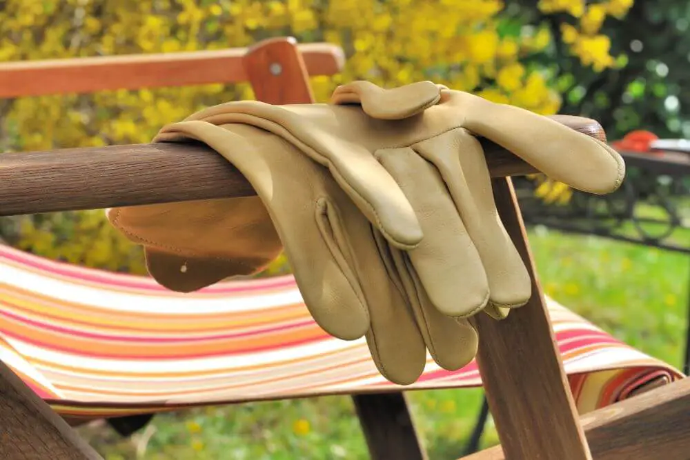 Saubere Gartenhandschuhe auf Stuhl